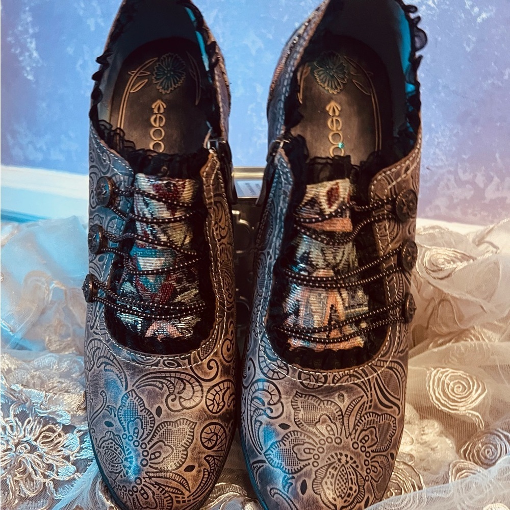 Socofy Vintage Etched Leather Heeled Oxfords - Picture 2 of 12